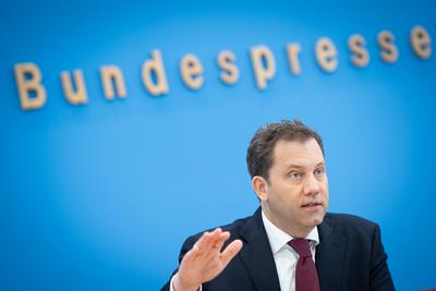 Bundespressekonferenz in Berlin - Vorstellung Entwurf zum Bundeshaushalt 2025 durch Bundesfinanzminister-stock-foto