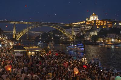 N?chtliches Porto im Lichterglanz: W?hrend des traditionellen Sao Joao Fests verwandelt sich die Stadt in ein farbenfrohes Meer aus Lampions, Feuerwerk und fr?hlichen Menschen ? ein lebendiges Zeugnis portugiesischer Festkultur. *** Porto at night in a blaze of light: during the traditional Sao Joao festival, the city is transformed into a colourful sea of lanterns, fireworks and cheerful people - a living testimony to Portuguese festival culture.-stock-foto