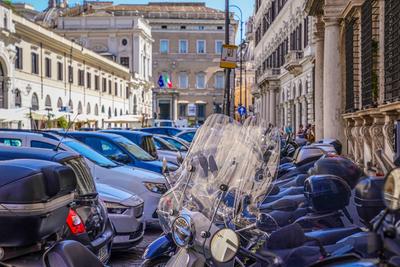Rom, Italien, Europa, Innenstadt, Altstadt, Roller, Vespas, Scooter, Verkehr, Stra?enverkehr, Autos, italienische Flagge-stock-photo