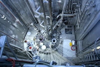 Atomforscher im Reaktorbecken mit Experimentierbereich des neuen Garchinger Forschungsreaktors FRM I-stock-foto