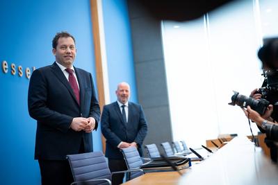 Bundespressekonferenz in Berlin - Vorstellung Entwurf zum Bundeshaushalt 2025 durch Bundesfinanzminister-stock-foto