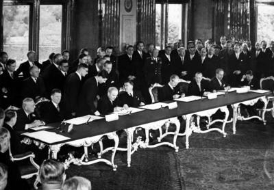 Bildnummer: 55881165  Datum: 01.01.1955  Copyright: imago/United ArchivesThe signing of the Austrian State Treaty at the Belvedere Palace by ( left to right ) Mr . Llewellyn E . Thompson , the United States Ambassador to Austria ; American Secretary of State John Foster Dulles ; I . I . Ilyichev , Soviet Ambassador to Austria ; Soviet Foreign Minister Molotov ; Austrian Foreign Minister Herr Leopold Figil ; British Foreign Secretary Harold Macmillian ; Sir Geoffrey Wallinger , British Ambassador to Austria ; French Foreign Minister Pinay , and French Charge D Affaires Lalouette . 15 May 1955 Mono Negative !AUFNAHMEDATUM GESCH?TZT! kbdig 1955 quer diplomats politics politicians Bildnummer 55881165 Date 01 01 1955 Copyright Imago United Archives The Signing of The Austrian State Treaty AT The Belvedere Palace by left to Right Mr Llewellyn e Thompson The United States Ambassador to Austria American Secretary of State John Foster Dulles I I Ilyichev Soviet Ambassador to Austria Soviet Foreign Ministers Molotov Austrian Foreign Ministers Mr Leopold Figil British Foreign Secretary Harold MacMillian Sir Geoffrey Wallinger British Ambassador to Austria French Foreign Ministers Pinay and French Charge D affaires Lalouette 15 May 1955 Mono Negative date estimated Kbdig 1955 horizontal Diplomats POLITICS Politicians-stock-photo