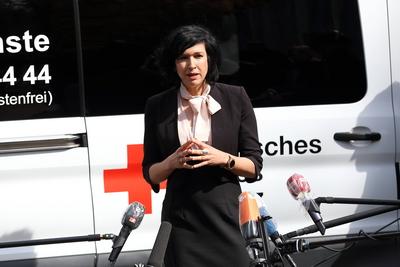 Bildungsbeigeordnete Noosha Aubel (parteilos) gibt ein Statement vor Beginn des Besuchs der K?che Bisamkiez, die sozial-stock-foto