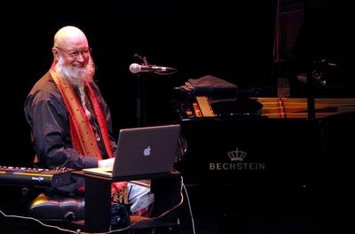 19/ Konzert: Riley/Singh/Brooks, Pianist Terry Riley, Haus der Kulturen der Welt (HKW) Berlin, Minimal-Music, Minimalism-stock-foto