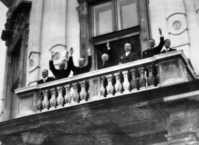 Bildnummer: 55881164  Datum: 01.01.1955  Copyright: imago/United ArchivesWaving to the Viennese crowds from the balcony of the Belvedere Palace after the signing of the Austrian State Treaty are ( right to left ) Austrian Chancellor Julius Raab , American Secretary of State John Foster Dulles , British Foreign Secretary harold Macmillian , Soviet Foreign Minister Molotov , French Foreign Minister Pinay , Austrian Foreign Minister Figil and French Charge D Affaires Lalouette . 15 May 1955 Mono Negative !AUFNAHMEDATUM GESCH?TZT! kbdig 1955 quer diplomats politics politicians Bildnummer 55881164 Date 01 01 1955 Copyright Imago United Archives Waving to The  Crowds from The balcony of The Belvedere Palace After The Signing of The Austrian State Treaty are Right to left Austrian Chancellor Julius Raab American Secretary of State John Foster Dulles British Foreign Secretary Harold MacMillian Soviet Foreign Ministers Molotov French Foreign Ministers Pinay Austrian Foreign Ministers Figil and French Charge D affaires Lalouette 15 May 1955 Mono Negative date estimated Kbdig 1955 horizontal Diplomats POLITICS Politicians-stock-photo
