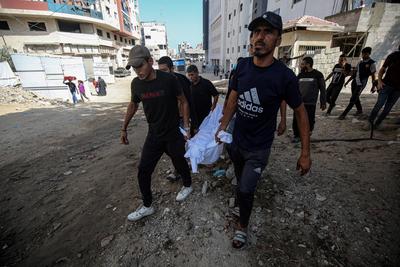 Bodies of Palestinians who lost their lives are taken by their relatives from al-Shifa Hospital in Gaza City for funeral ceremony and their relatives are being mourned after ISraeli attacks-stock-foto