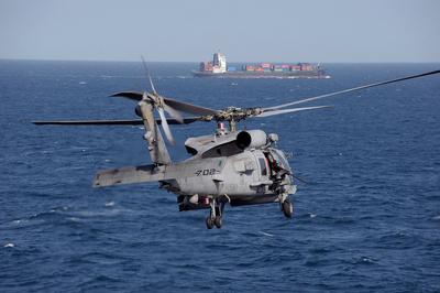 120214-N-CW746-010 STRAIT OF HORMUZ (Feb. 14, 2012) An MH-60R Sea Hawk helicopter assigned to the Saberhawks of Helicopt-stock-foto