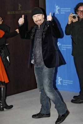 Bildnummer: 56790426  Datum: 10.02.2009  Copyright: imago/Future ImageBerlinale 2009, 59. Internationale Filmfestspiele Berlin / 59th Berlin International Film Festival, Tag 6. Photocall zu It Might Get Loud David Howell Evans / The Edge (U2) Entertainment Kultur Film People Freisteller x0x xub 2009 hoch Musiker Gitarrist Rock  56790426 Date 10 02 2009 Copyright Imago Future Image Berlinale 2009 59 International Film Festival Berlin 59th Berlin International Film Festival Day 6 photo call to IT Might Get Loud David Howell Evans The Edge U2 Entertainment Culture Film Celebrities cut out x0x  2009 vertical Musician Guitarist Rock-stock-photo