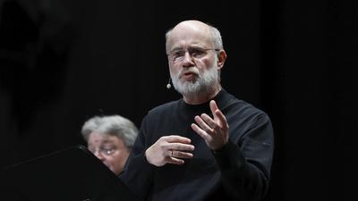 29.10.2023, W?rzburg, Harald Lesch Die vier Jahreszeiten im Klimawandel Lesch und Vivaldi nehmen uns auf eine musikalisc-stock-foto
