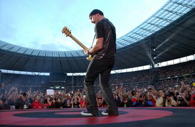 1/ Konzert: U2 im Berliner OlympiaStadion, Gitarrist David The Edge Evans, Open Air, Publikum, Zuschauer, Fans, Fuesse,-stock-foto