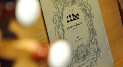 Bildnummer: 59764259  Datum: 15.03.2011  Copyright: imago/epdNotenblatt aus der Johannes-Passion auf der Hauptorgel der evangelisch-lutherischen Marktkirche in Hannover (Foto vom 15.03.2011) . Die Johannes-Passion von Johann Sebastian Bach ist die Leidensgeschichte Jesu, wie sie das Johannes-Evangelium beschreibt. DER ABDRUCK DES EPD-FOTOS IST HONORARPFLICHTIG! Kirchenmusik: Die Johannes-Passion von Johann Sebastian Bach 02 xcb x0x 2011 quer Evangelische_Kirche Orgel Musik Kirchenmusik Gottesdienst Ostern Passion Noten Glaube Religionen Christentum christlich evangelisch Komponist Tastatur Register  59764259 Date 15 03 2011 Copyright Imago epd Sheet music out the John Passion on the  the Protestant Lutheran Market Church in Hanover Photo of 15 03 2011 the John Passion from Johann Sebastian Bach is the Passion story Jesus like Them the John Gospel describes the Imprint the epd Photos is  Church music the John Passion from Johann Sebastian Bach 02  x0x 2011 horizontal  Organ Music Church music Worship Easter Passion Notes Faith Religions Christianity Christian Protestant Composer Keyboard Register-stock-foto