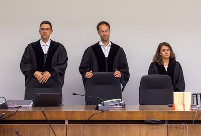 Vorsitzender Richter: Mitte Herr Habereder Beisitzer: Richter am LG Herr Hildebrandt und Richterin am LG Frau Hertweck 2-stock-foto