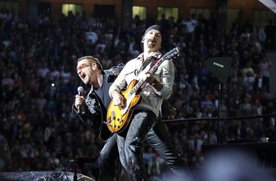 8/ Konzert: U2, S?nger Bono (Paul David Hewson), The Edge (David Howell Evans, Gitarre), im Berliner Olympiastadion, Roc-stock-foto