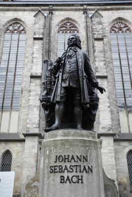 Denkmal von Johann Sebastian Bach vor der Thomaskirche in Leipzig-stock-foto