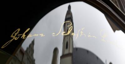 Die Unterschrift des Komponisten Johann Sebastian Bachs (1685-1750) mit der Spiegelung der Thomaskirche in Leipzig (Fot-stock-foto