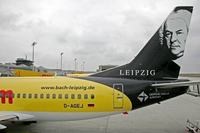 Passagierflugzeug Boeing 737-800 mit dem Bildnis Johann Sebastian Bachs auf der Heckflosse und der Aufschrift - www.bac-stock-foto