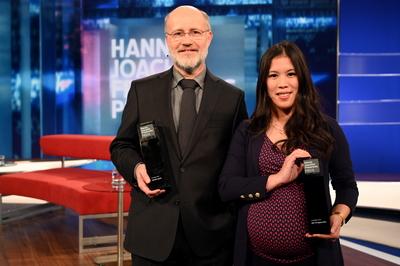 Die Journalisten und Preistr?ger Harald Lesch, l-r, Mai Thi Nguyen Kim posieren bei der Verleihung des Hanns-Joachim-Fr-stock-photo