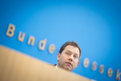 Bundespressekonferenz in Berlin - Vorstellung Entwurf zum Bundeshaushalt 2025 durch Bundesfinanzminister-stock-foto