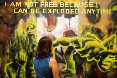 20 07 2018 London United Kingdom Jenny Holzer s Work At Tate Modern A staff member views a col-stock-foto