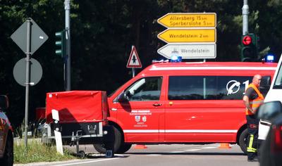 Waldbrand in Wendelstein , Zahlreiche Feuerwehr im Einsatz , in Wendelstein , Bayern , Deutschland . Juni 24, 2025 . Pho-stock-foto