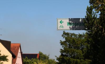 Waldbrand in Wendelstein , Zahlreiche Feuerwehr im Einsatz , in Wendelstein , Bayern , Deutschland . Juni 24, 2025 . Pho-stock-foto