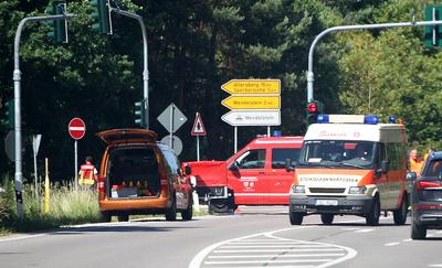 Waldbrand in Wendelstein , Zahlreiche Feuerwehr im Einsatz , in Wendelstein , Bayern , Deutschland . Juni 24, 2025 . Pho-stock-foto