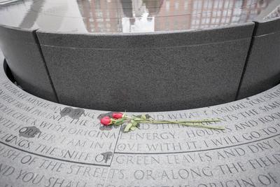 NYC AIDS Memorial dedicated in New York Visitors congregate around the NYC AIDS Memorial in Greenwic-stock-foto