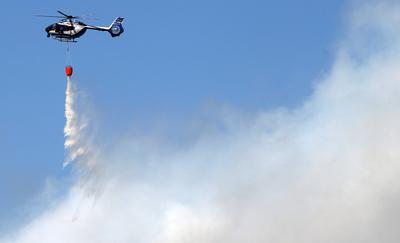 Waldbrand in Wendelstein , Zahlreiche Feuerwehr im Einsatz , in Wendelstein , Bayern , Deutschland . Juni 24, 2025 . Pho-stock-foto
