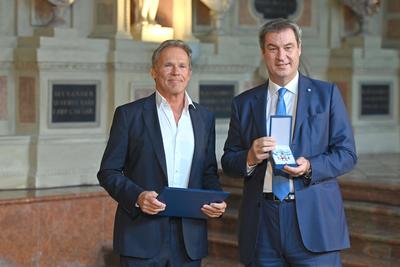 Christian TRAMITZ (Schauspieler) erhaelt von Markus SOEDER (Ministerpraesident Bayern und CSU Vorsitzender) den Bayeris-stock-foto