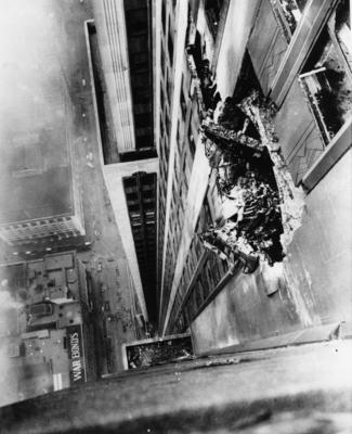 Bildnummer: 55848376  Datum: 01.01.1945  Copyright: imago/United ArchivesAftermath of an Army B25 plane crash into the Empire State Building 28 July 1945 - 11 office workers and 3 crew members were killed?TopFoto Mono Print !AUFNAHMEDATUM GESCH?TZT! kbdig 2011 hoch Aviation Accident Empire State Building War bonds Topography Architecture Damage Rooftops Tall Tallest Aerial view Transport Bildnummer 55848376 Date 01 01 1945 Copyright Imago United Archives Aftermath of to Army B25 Plane Crash into The Empire State Building 28 July 1945 11 Office Workers and 3 Crew Members Were  Mono Print date estimated Kbdig 2011 vertical Aviation accident Empire State Building was Bonds Topography Architecture Damage rooftops Tall tallest Aerial View Transportation-stock-foto
