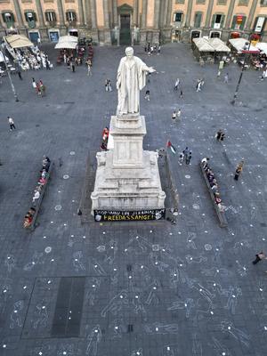 Free Assange Network Stages Flash-Mob in Naples to Honour Journalists Killed in Gaza-stock-foto