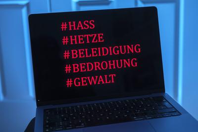 Symbolfoto zum Thema Hass, Hetze und Beleidigungen im Internet *** Symbolic photo on the topic of hate, hate speech and insults on the Internet-stock-foto