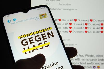 Auf einem Laptop wurde das Videoportal TikTok aufgerufen. Dort beschimpft ein User eine andere Userin, die ein Video hoc-stock-foto