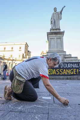 Free Assange Network Stages Flash-Mob in Naples to Honour Journalists Killed in Gaza-stock-foto
