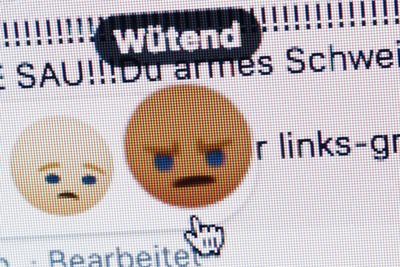 Symbolfoto: Gestellte Aufnahme zum Thema Hasskommentare in Sozialen Netzwerken. Ein ??? Wuetend - Button ??? bei faceboo-stock-foto