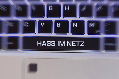 Tastatur mit der Aufschrift HASS IM NETZ (Symbolbild, Composing) *** Keyboard with the inscription HASS IM NETZ Symbol i-stock-foto