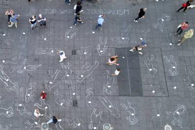 Free Assange Network Stages Flash-Mob in Naples to Honour Journalists Killed in Gaza-stock-foto
