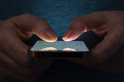 27.02.2025, Smartphone-stock-foto
