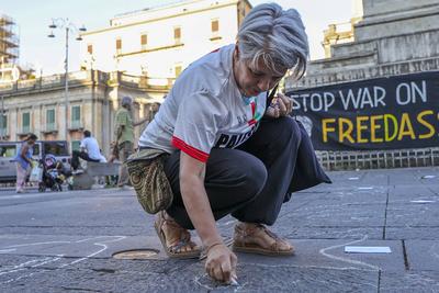 Free Assange Network Stages Flash-Mob in Naples to Honour Journalists Killed in Gaza-stock-foto