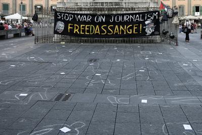 Free Assange Network Stages Flash-Mob in Naples to Honour Journalists Killed in Gaza-stock-foto