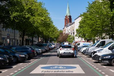 Stargarder Strasse im Berliner Stadtteil Prenzlauer Berg. Die Straße wurde vor einiger Zeit zu einer Fahrradstraße. Denn-stock-photo