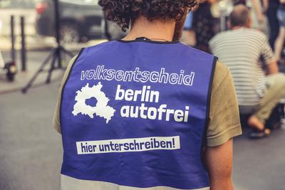 14 . 08 . 2022 , Berlin / Mitte : Kunstaktion zur Verkehrswende unter dem Motto : Visionen statt Illusionen . Mit einer-stock-foto