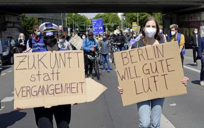 29 . 05 . 2021 , Berlin / Mitte : Demonstration der Initiative Volksentscheid Berlin autofrei und Greenpeace Berlin geg-stock-foto