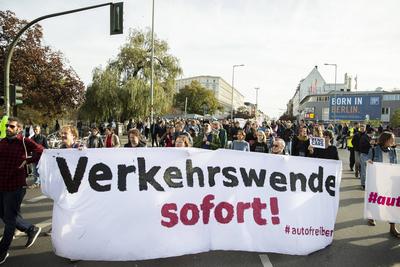 Menschen demonstrieren fuer Berlin Autofrei und eine entschiedene Verkehrswende in Berlin Kreuzberg am 26. Oktober 2019-stock-foto