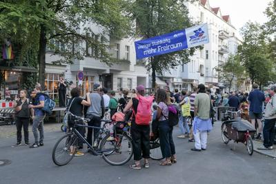 Aktion Volksendscheid Berlin Autofrei, Friedelstrasse, internationaler Parking Day. Verkehrswende, Anwohnerprotest, Klim-stock-photo