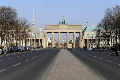 27.03.2020, Berlin - Deutschland: Corona-Krise; geisterhafte Leere am Brandenburger Tor, nahezu kein Verkehr, keine Aut-stock-foto