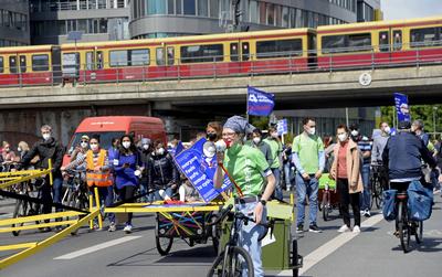 29 . 05 . 2021 , Berlin / Mitte : Demonstration der Initiative Volksentscheid Berlin autofrei und Greenpeace Berlin geg-stock-foto