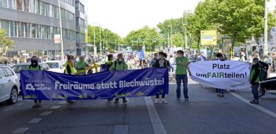 29 . 05 . 2021 , Berlin / Mitte : Demonstration der Initiative Volksentscheid Berlin autofrei und Greenpeace Berlin geg-stock-foto
