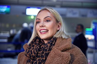 Paulina Wagner (Begleitung von Anna-Carina Woitschack) - Abflug der Kandidaten der RTL-TV-Show ICH BIN EIN STAR HOLT MIC-stock-foto