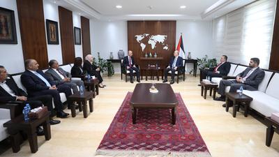 Palestinian Prime Minister, Mohammad Mustafa, receives the 2024 annual report of the Land Authority from the Chairman of the Land Authority, Alaa Tamimi-stock-foto